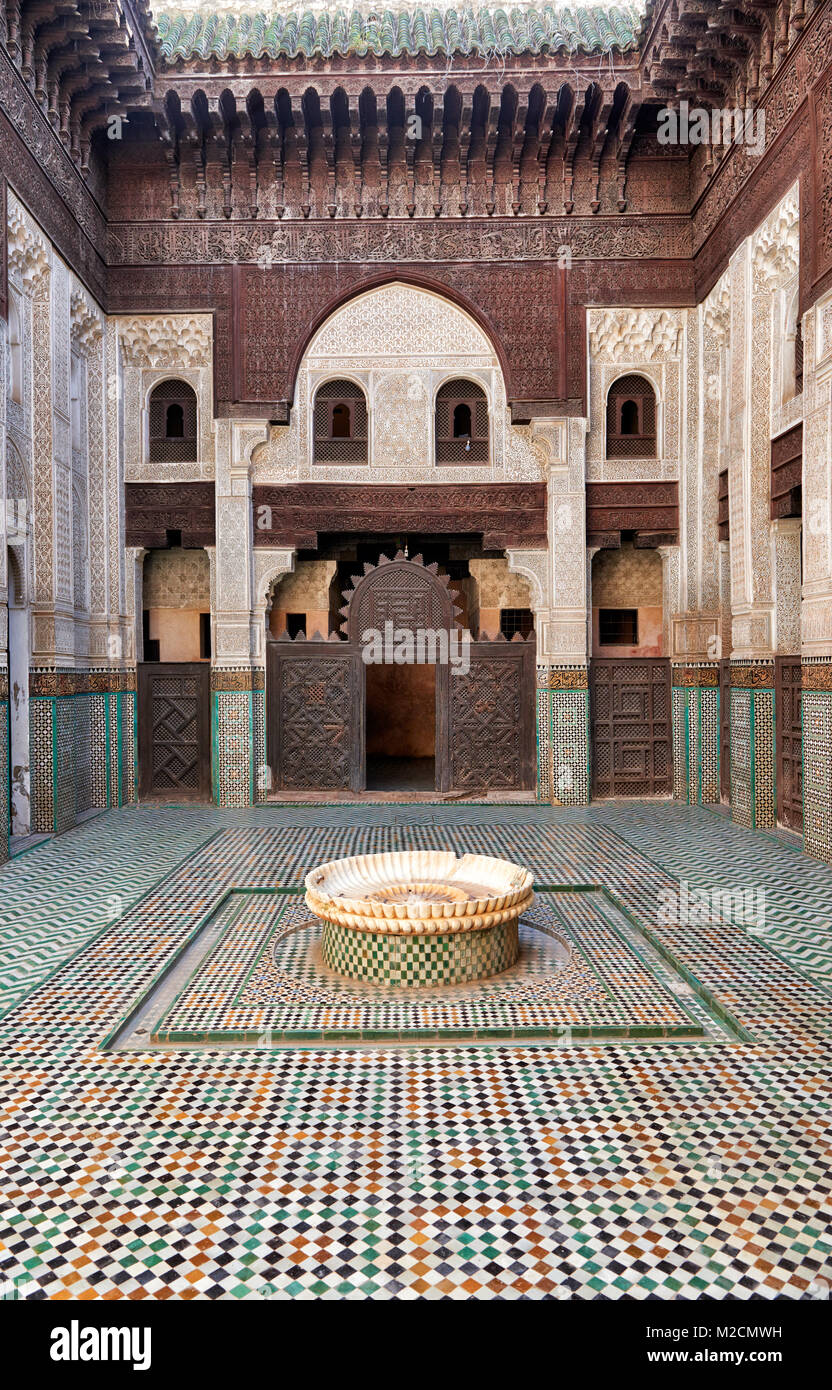 Cortile interno della scuola islamica Bou Inania Madrasa con tipici ornato architettura moresca, Meknes, Marocco, Africa Foto Stock