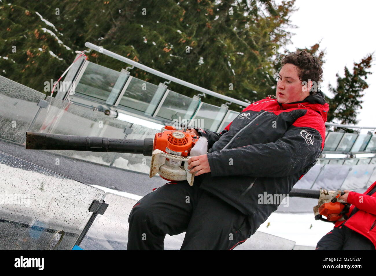 Helfer des Schonach mit Stihl Laubbläser im Einsatz beim Schwarzwaldpokal Schonach Teamwettkampf Foto Stock