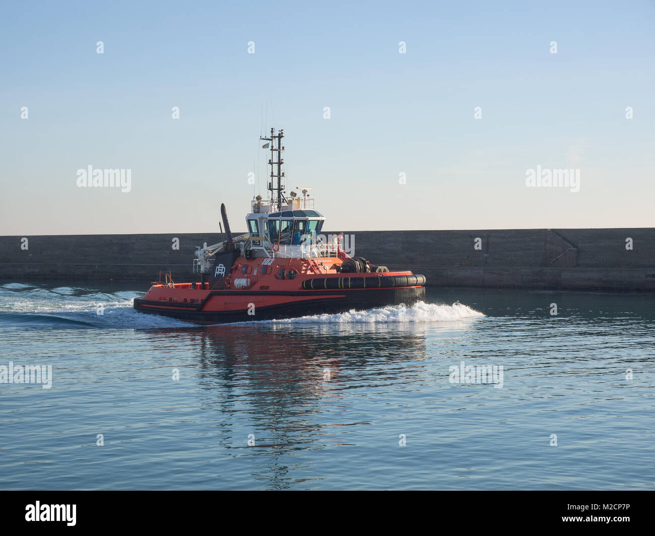 Genova Italia Dicembre 23, 2017: potente rimorchiatore movimento veloce accanto al molo per la nave ad essere trainato Foto Stock