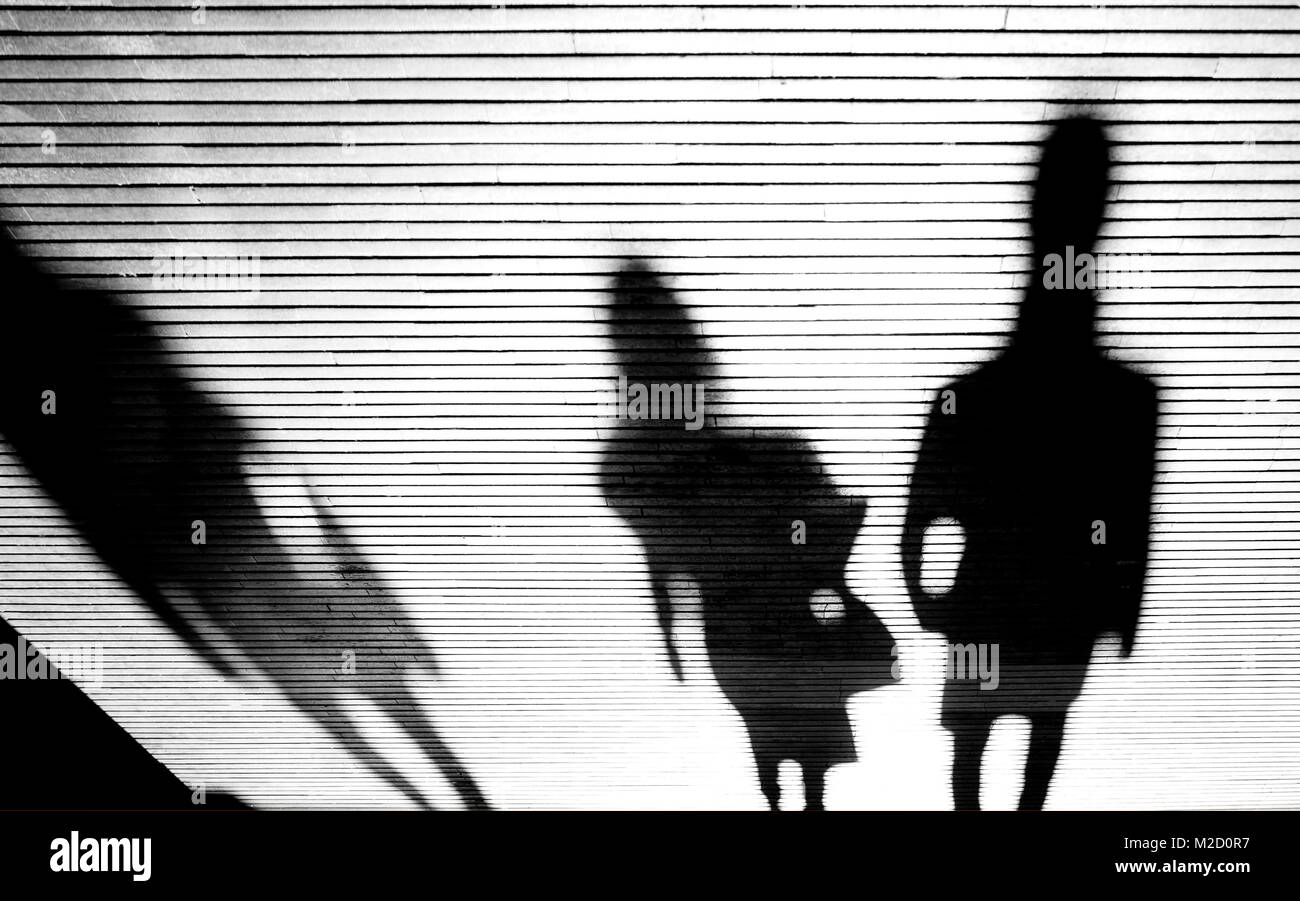 Silhouette di ombra di persone sulla città modellato street in bianco e nero Foto Stock