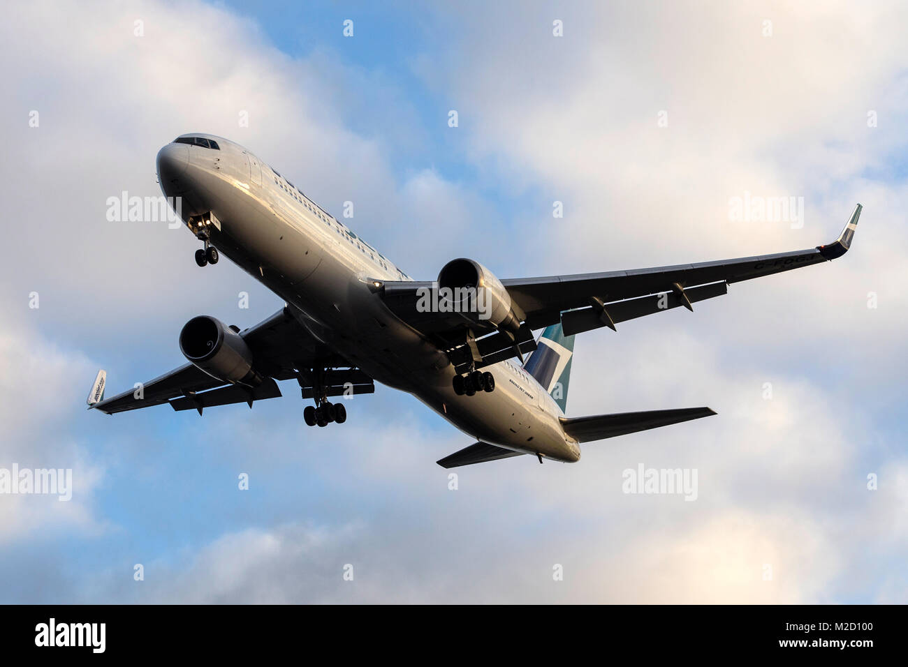 Un WestJet Airlines Boeing 767-300ER su aeromobili approccio finale all'aeroporto Gatwick di Londra su una mattina di gennaio Foto Stock