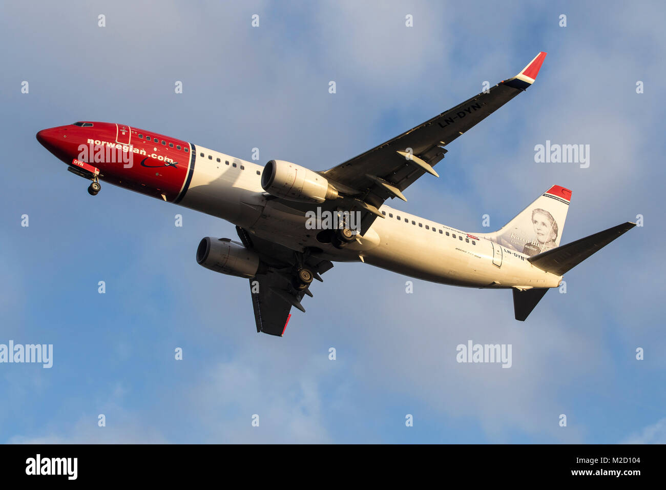 Un Norweigan Air Shuttle Boeing 737-800 su aeromobili approccio finale all'aeroporto Gatwick di Londra su una mattina di gennaio Foto Stock