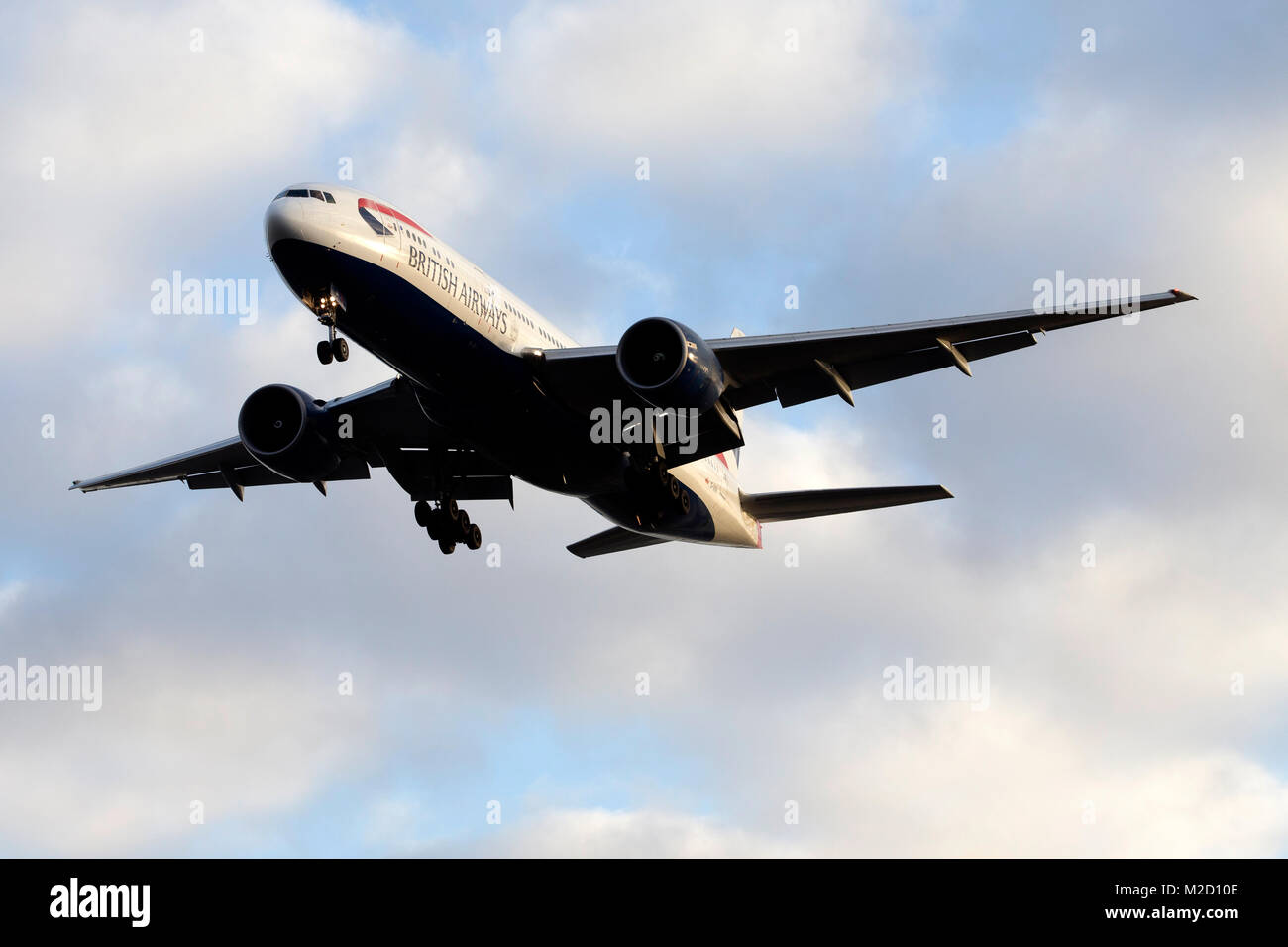 Un British Airways aeromobili Boeing 777 sull approccio finale all'aeroporto Gatwick di Londra su una mattina di gennaio Foto Stock