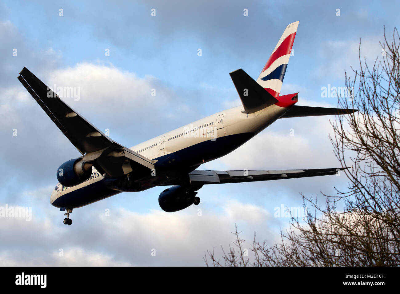 Un British Airways aeromobili Boeing 777 sull approccio finale all'aeroporto Gatwick di Londra su una mattina di gennaio Foto Stock