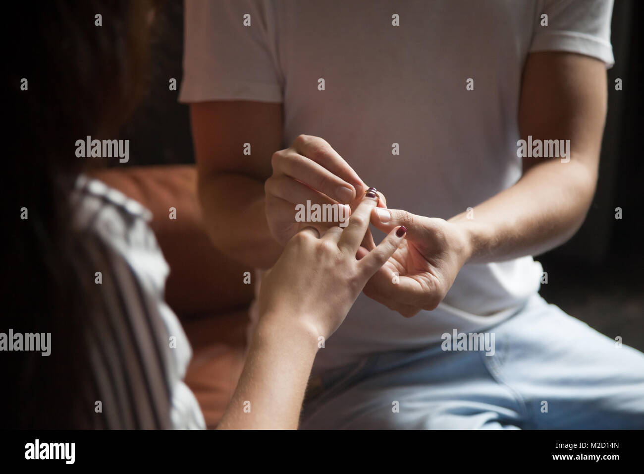 Uomo di mettere l'anello sul dito womans, impegno concetto di matrimonio, c Foto Stock