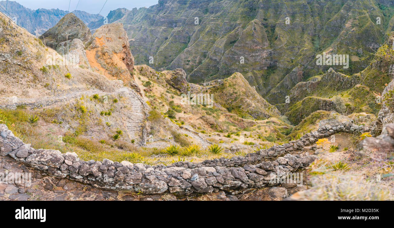 Acciaio vertiginosi sentieri trekking conduce tra grandi massi giù per la valle Coculi. Santo Antao Isola, Capo Verde Foto Stock