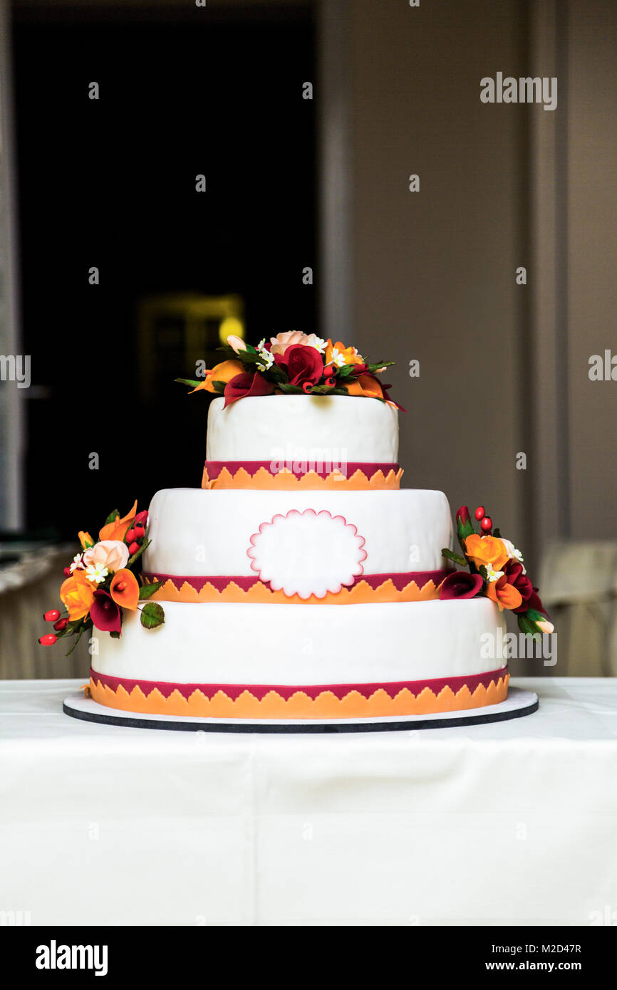 Nuovo bianco colorato bella torta di nozze a tre livelli Foto Stock