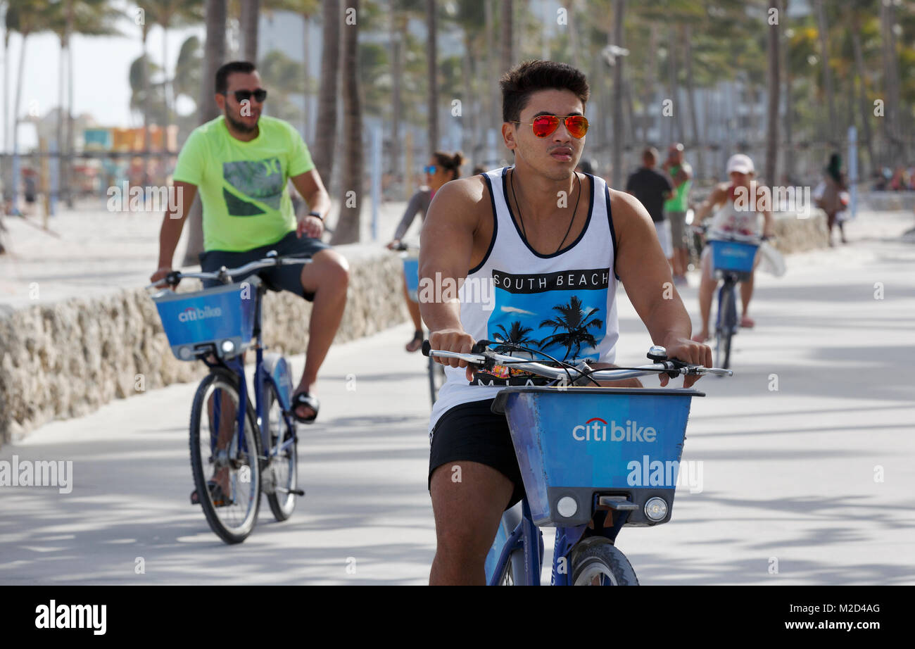 Gente in bicicletta, South Beach, Miami, Florida Foto Stock