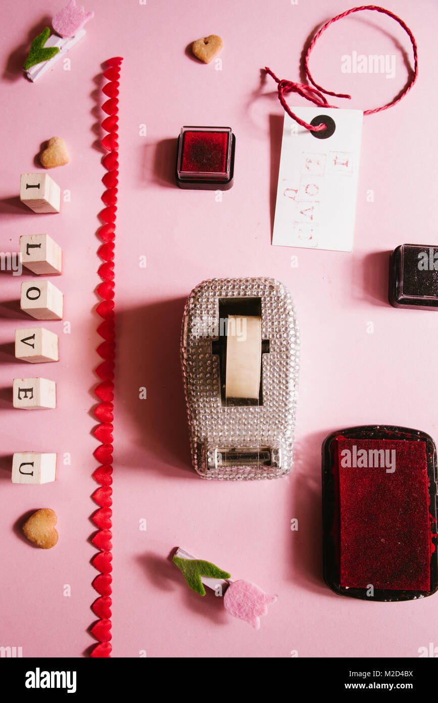Rendendo omaggio per il giorno di San Valentino con oggetti per la preparazione di san valentino dono a forma di cuore e di nastro lettera timbri formando ' i love u ' testo e a ma Foto Stock