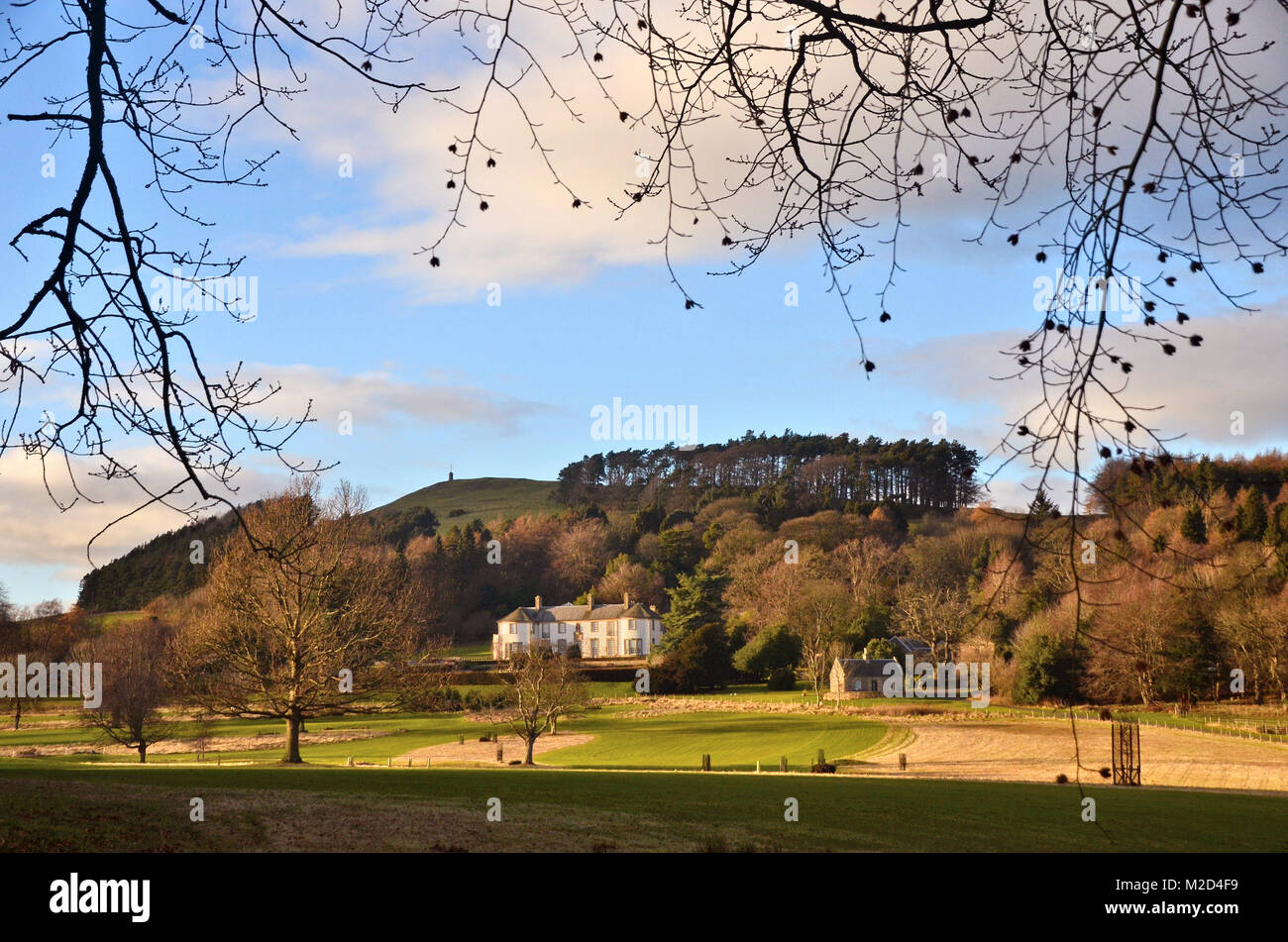 Una vista della casa di Tarvit e la collina di Tarvit in Fife, Scozia Foto Stock