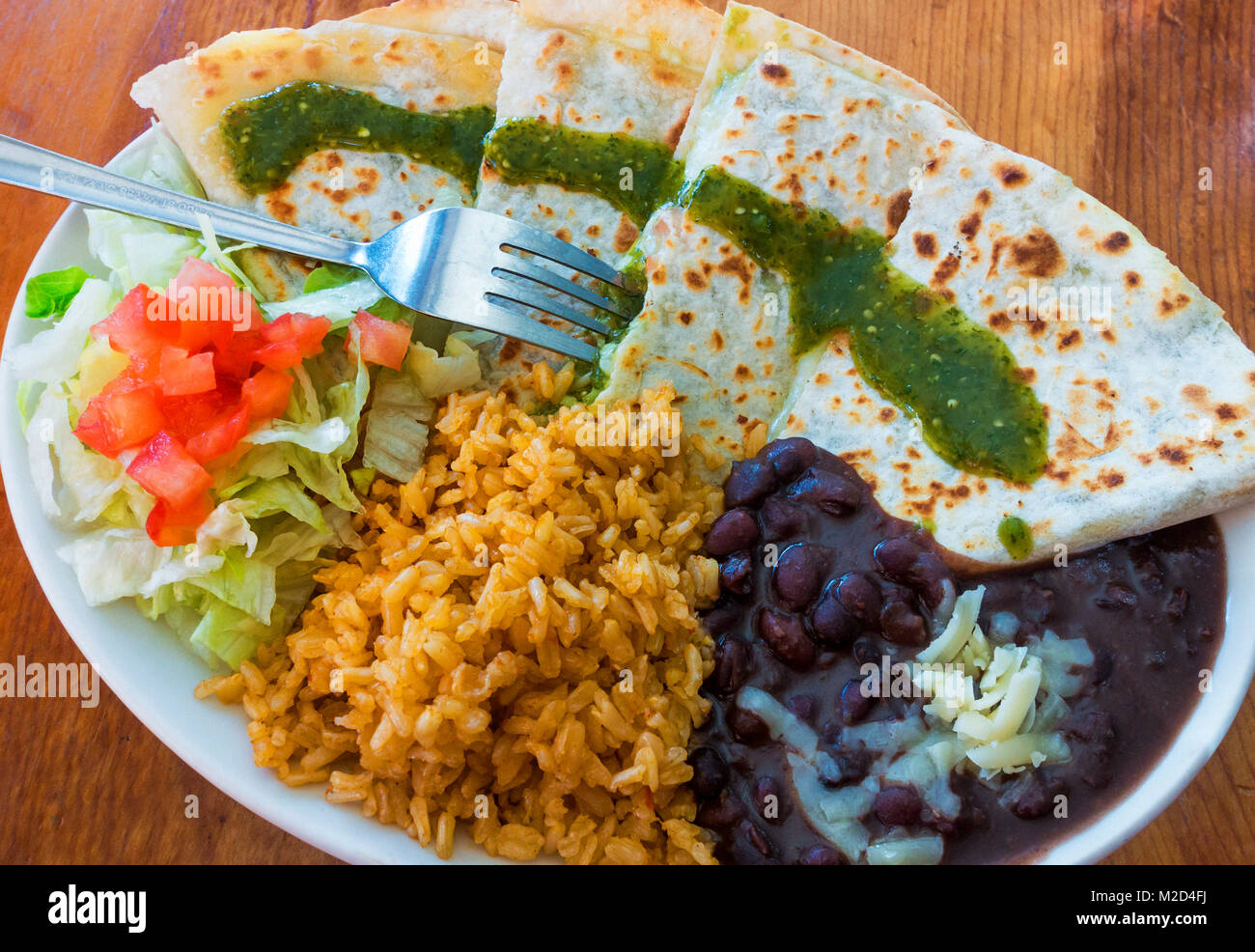 Quesadillas messicana, con i fagioli neri, riso e insalata mista Foto Stock