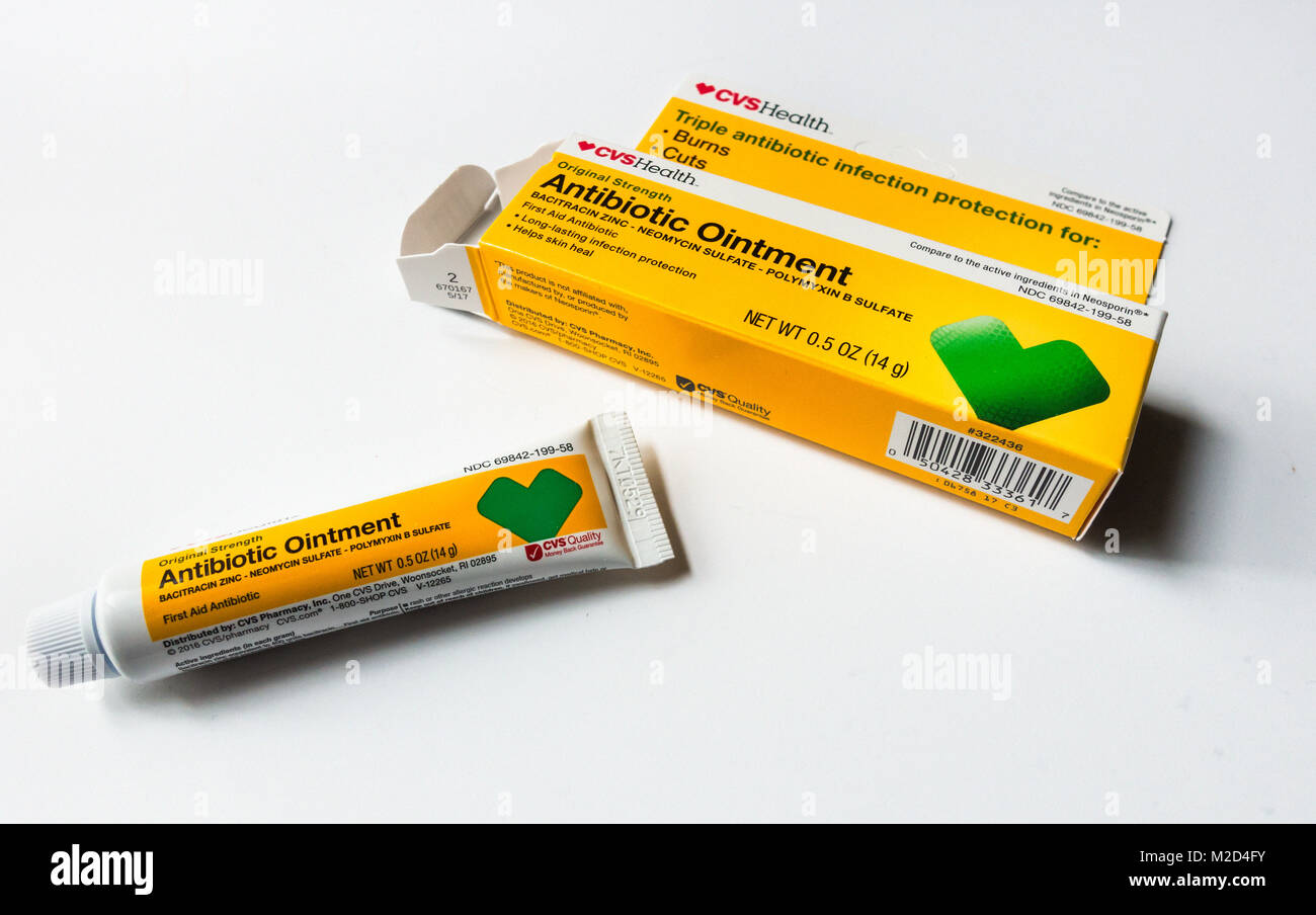 Salute CVS unguento antibiotico, un tubo e aprire la confezione Foto Stock