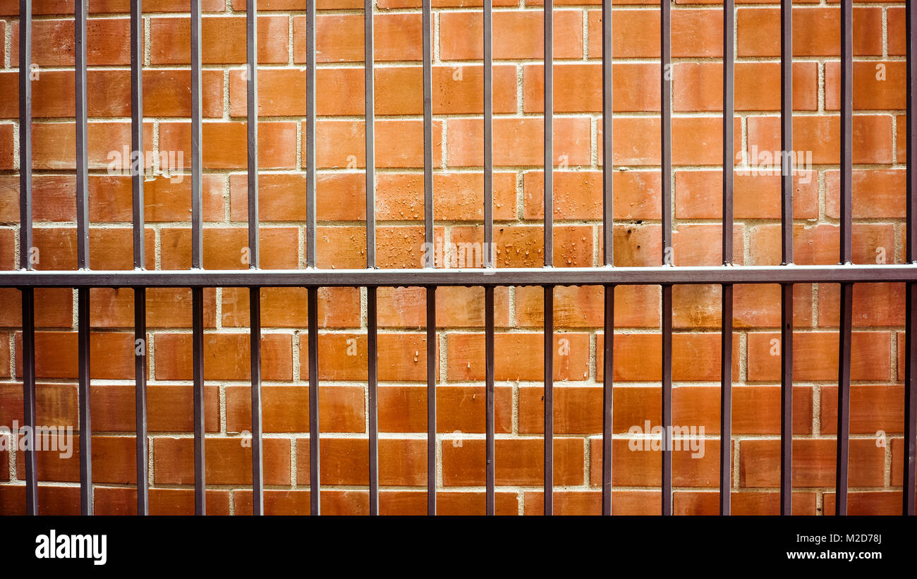 Il vecchio metallo su un muro di mattoni Foto Stock