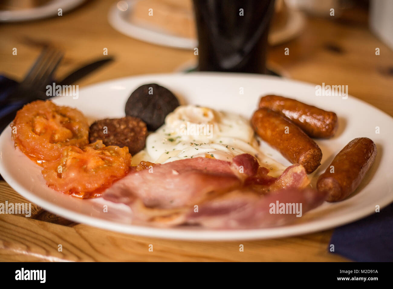 Una colazione irlandese completa servita in un pub di Waterville, Irlanda Foto Stock