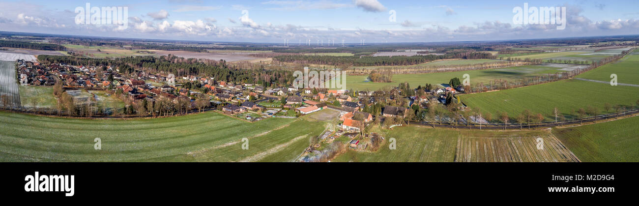 Antenna Foto Paesaggio, Vista panoramica di un piccolo borgo tra i campi e prati, come banner per un blog o un sito web, drone shot Foto Stock