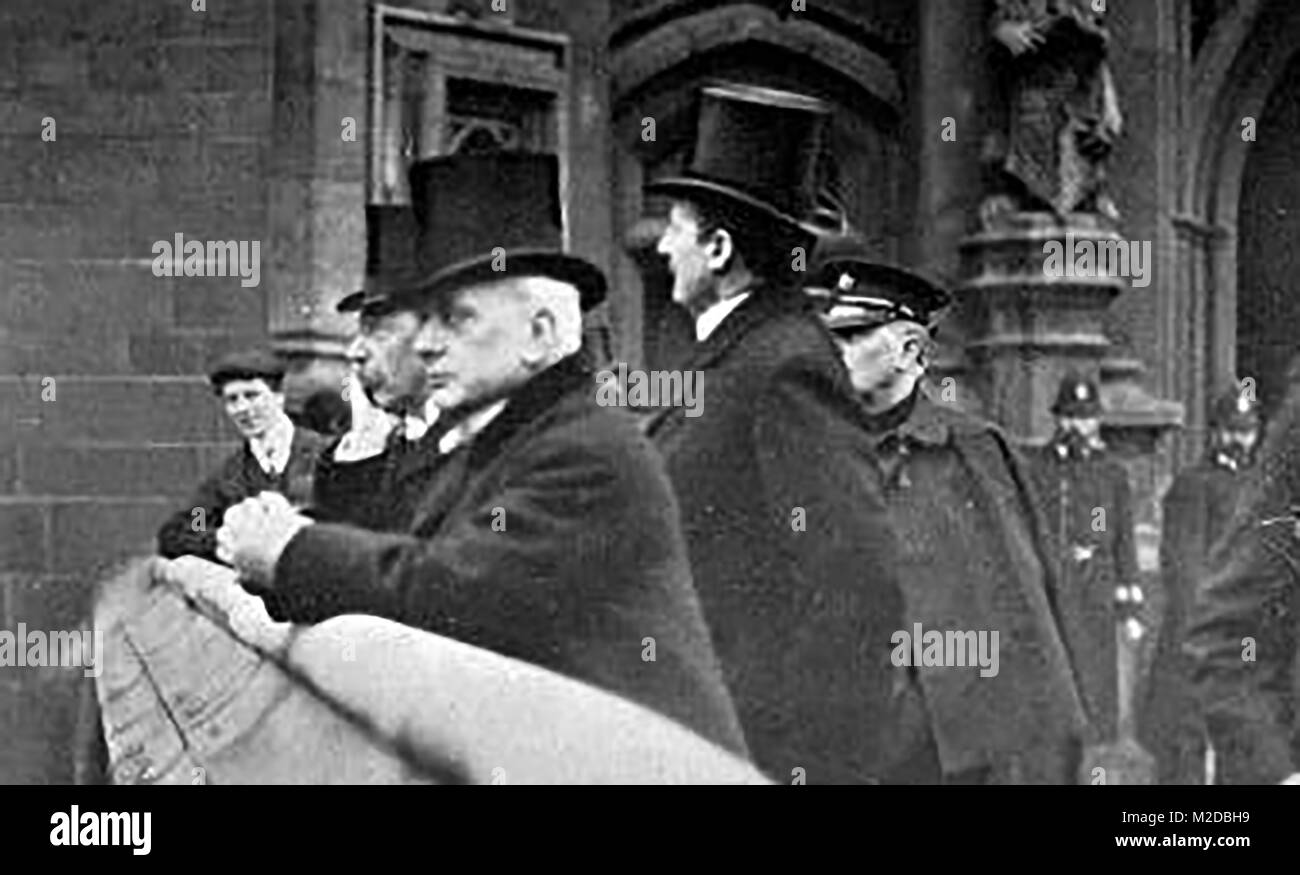 Suffragettes - Lord Rosebery e MPs guardando le donne che la protesta in piazza del Parlamento il 30 giugno 1908 Foto Stock