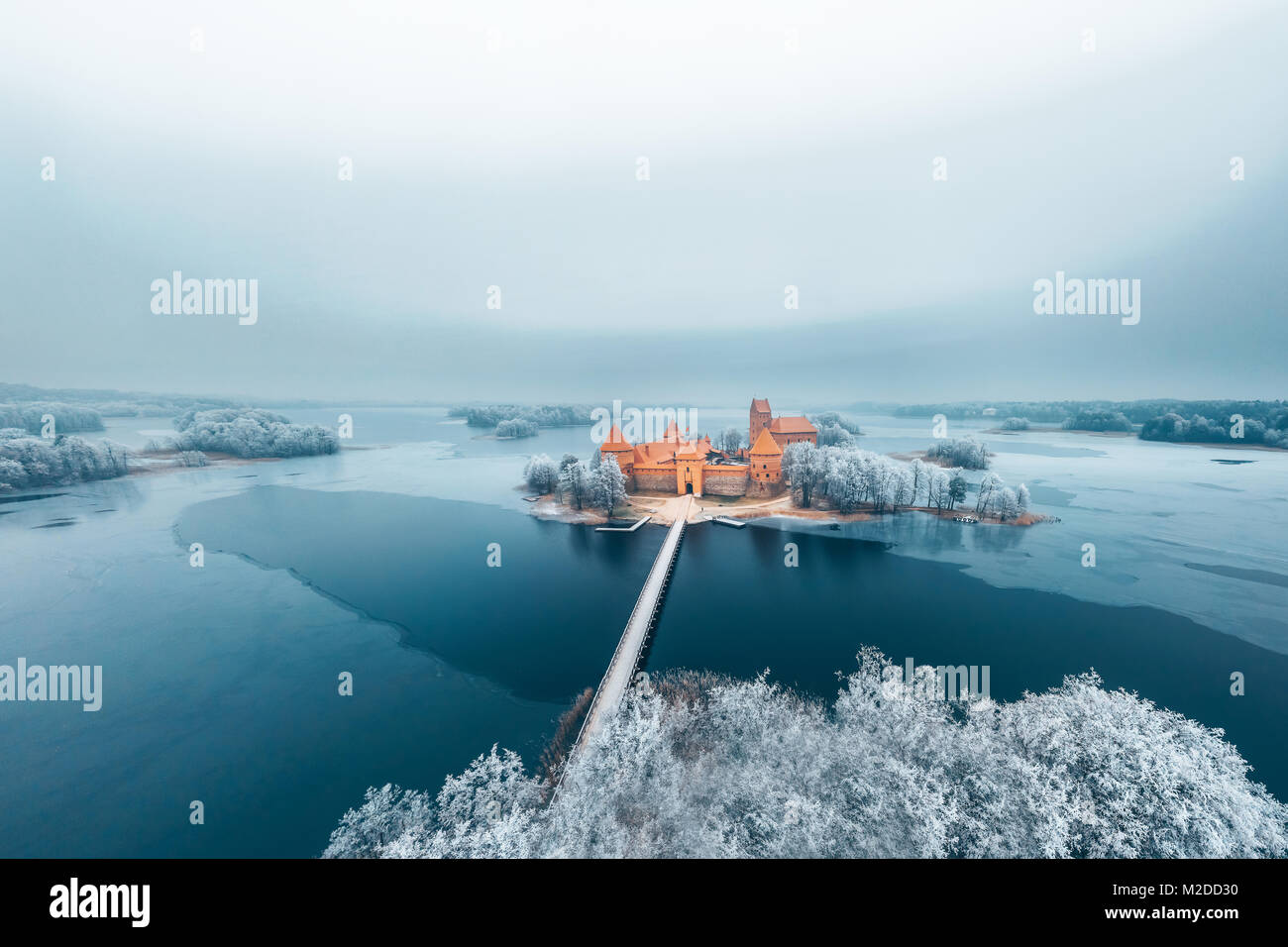 Trakai Island Castle, stagione invernale, vista aerea. Museo di storia. La Lituania in inverno Foto Stock