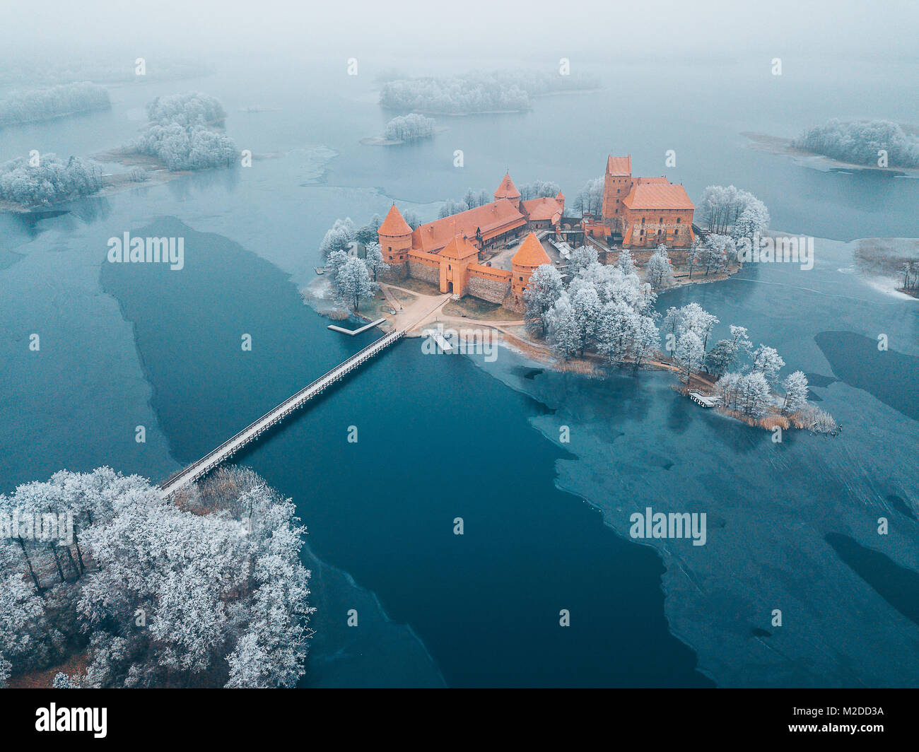 Trakai Island Castle, stagione invernale, vista aerea. Museo di storia. La Lituania in inverno Foto Stock
