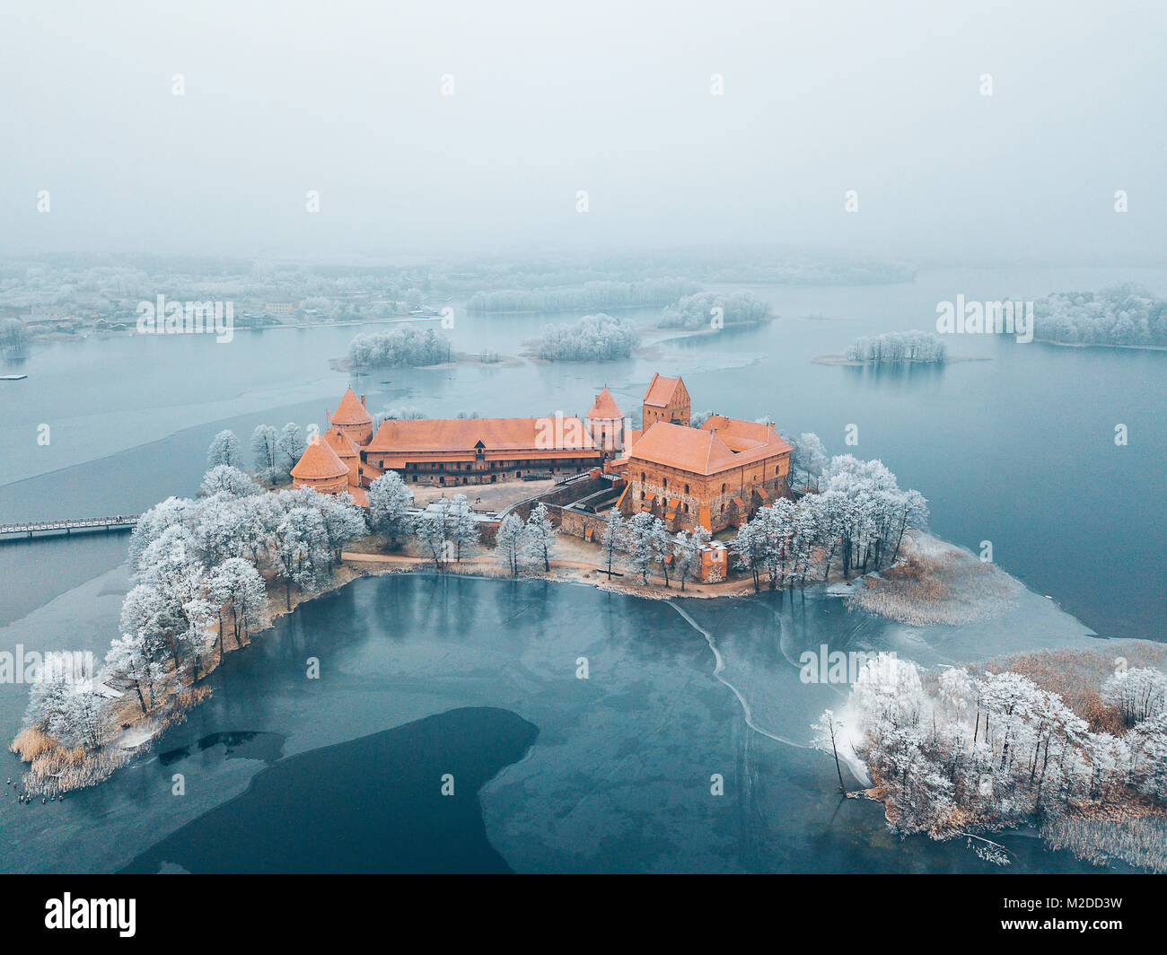 Trakai Island Castle, stagione invernale, vista aerea. Museo di storia. La Lituania in inverno Foto Stock