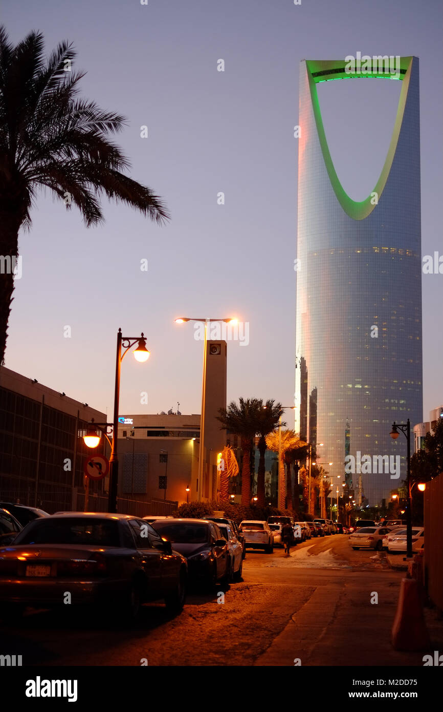 AlMamlaka Tower a Riyadh brilla di verde per la Giornata Nazionale dell'Arabia Saudita Foto Stock