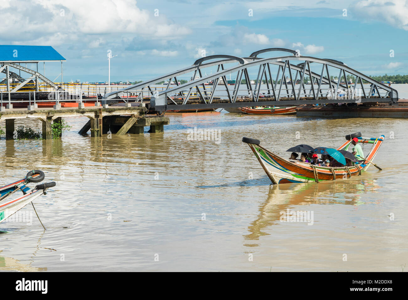 Una barca che arrivano al molo Botahtaung, che trasportano passeggeri birmano sul fiume Yangon. brown acqua di fiume, barche colorate, acqua pulita trasporti, Birmania Foto Stock