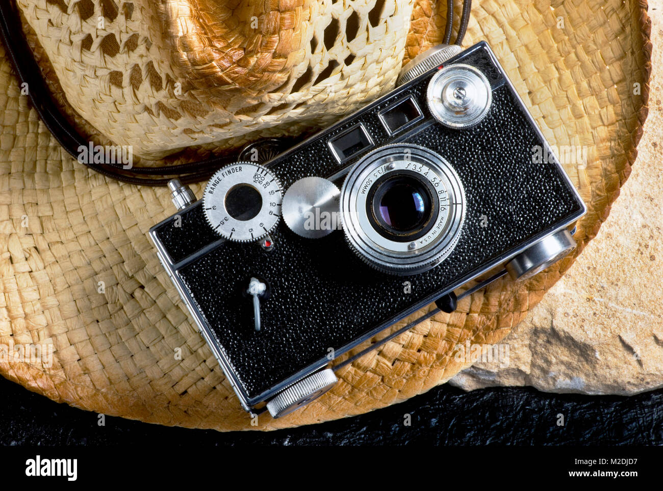 Il vecchio stile film telemetro fotocamera realizzata in anni quaranta e cinquanta volte chiamati il mattone fotocamera. Foto Stock