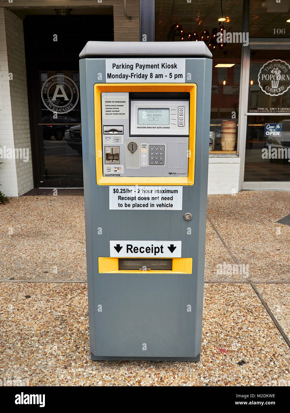 Parcheggio a pagamento o kiosk parchimetro, su una strada di città, utilizzato per pagare il parcheggio su strada in Auburn Alabama, Stati Uniti d'America. Foto Stock