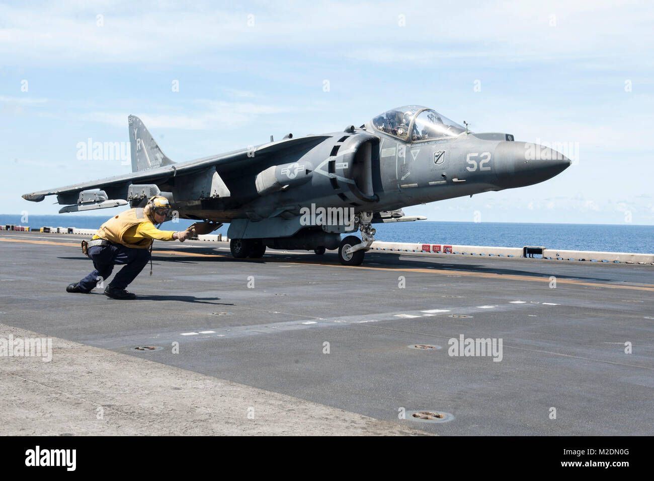 CELEBES MARE (GEN. 2, 2018) di aviazione di Boatswain Mate (manipolazione) 3° di classe Paolo Clarke, assegnato all'assalto anfibio nave USS America (LHA 6), segnali un AV-8B Harrier assegnato a mezzo marino Tiltrotor Squadron (VMM) 161 (rinforzato) per sollevare dal ponte di volo. America, parte dell'America anfibio gruppo pronto, con avviato xv Marine Expeditionary Unit, è operativo in Indo-Asia regione del Pacifico per rafforzare i partenariati e servire come una pronta risposta in vigore per qualsiasi tipo di emergenza. (U.S. Navy Foto Stock