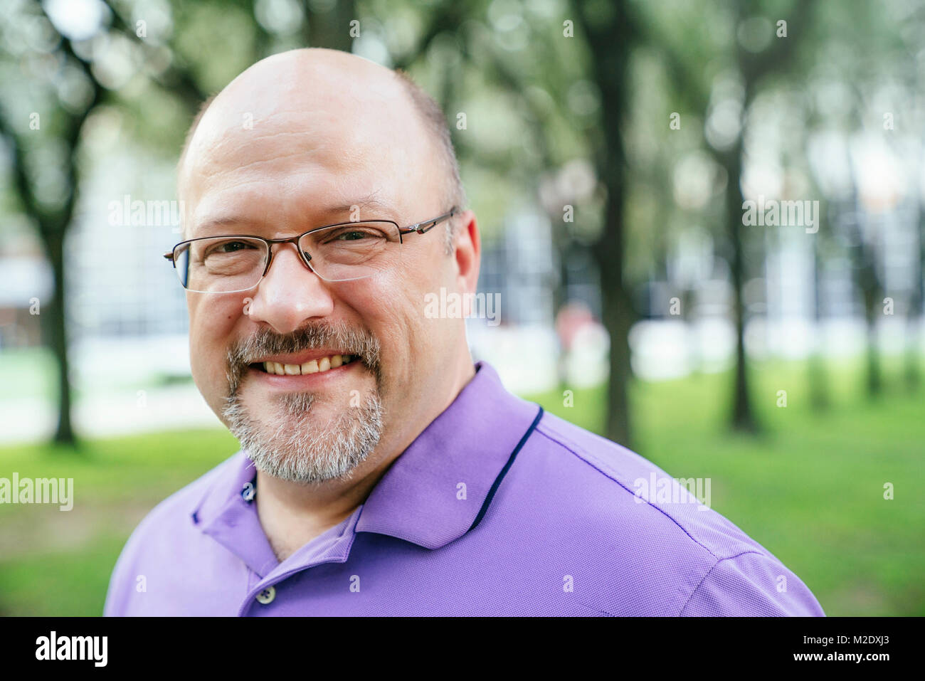 Ritratto di sorridere uomo caucasico in posizione di parcheggio Foto Stock