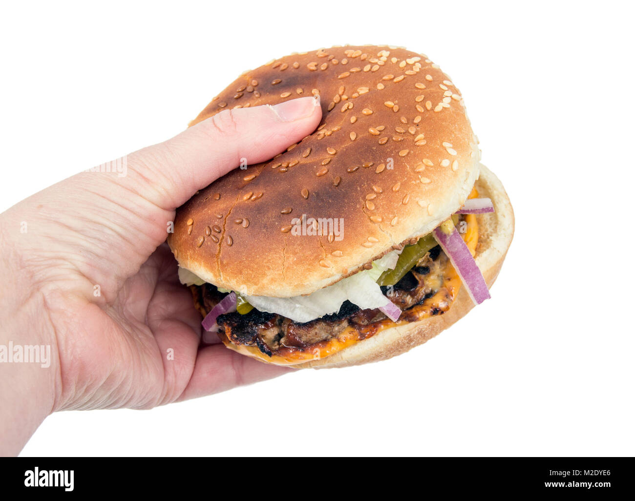 Piccola mano azienda deliziosa cheeseburger su sfondo bianco Foto Stock