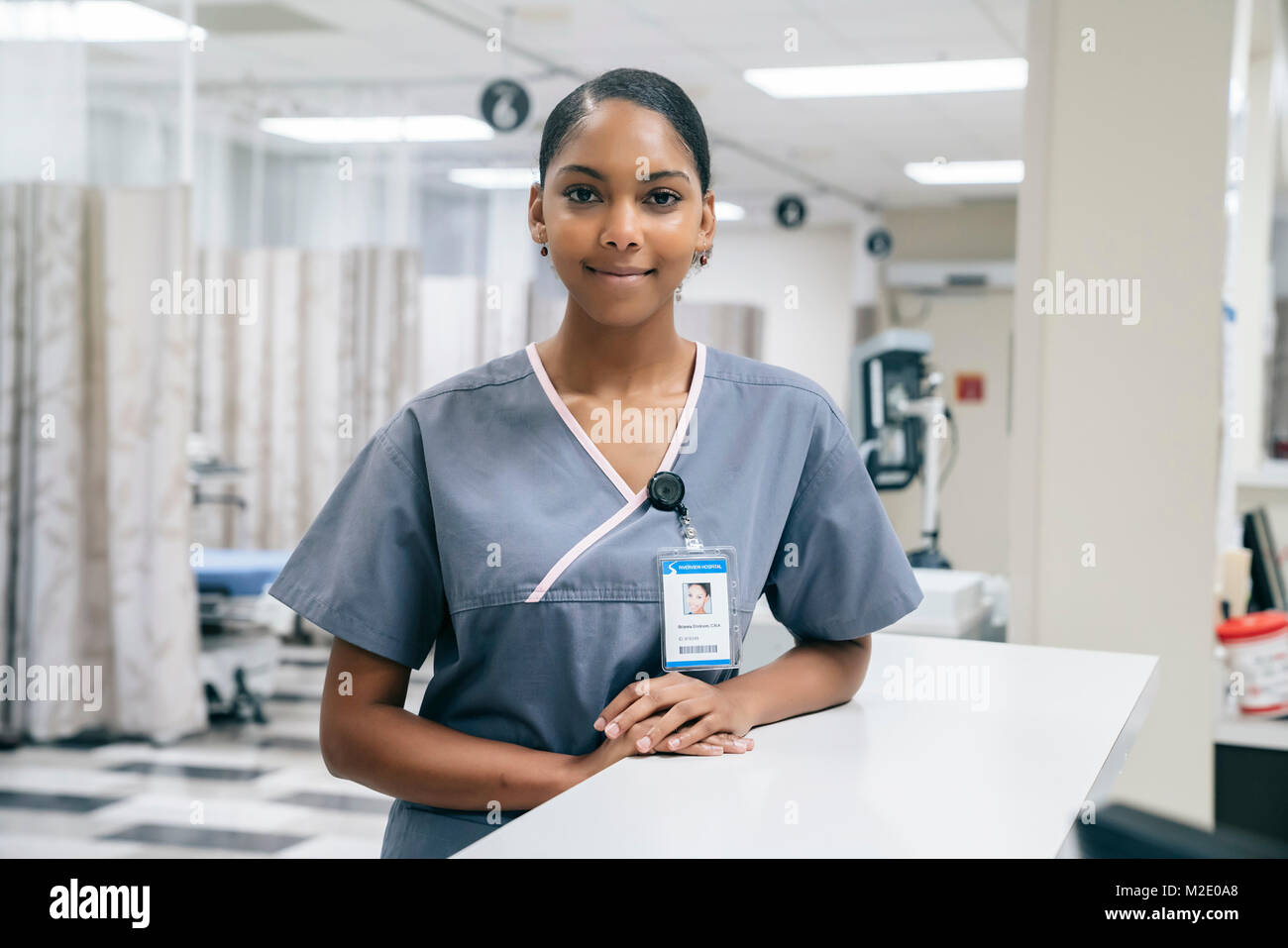 Ritratto di sorridere African American infermiera in ospedale Foto Stock