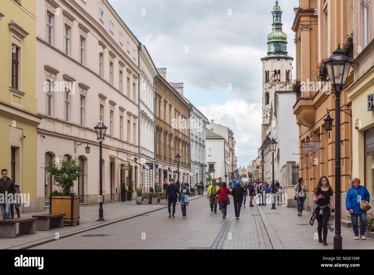 I turisti nella Citta' Vecchia di Cracovia, in Polonia Foto Stock