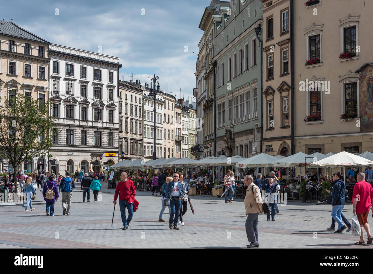 Ristoranti e turisti, città vecchia Cracovia in Polonia Foto Stock