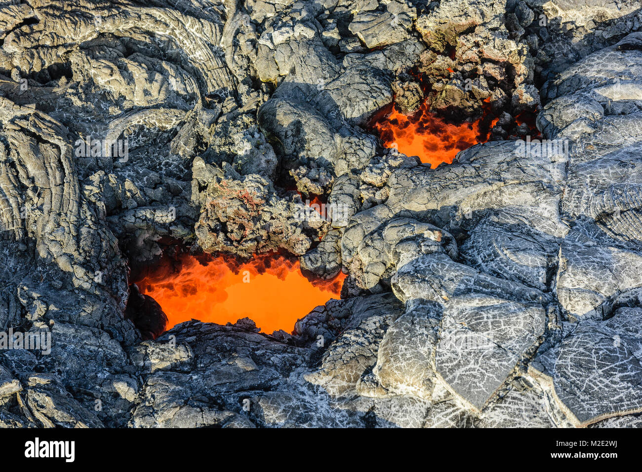 Di lava fusa incandescente nei pressi di lava essiccato Foto Stock