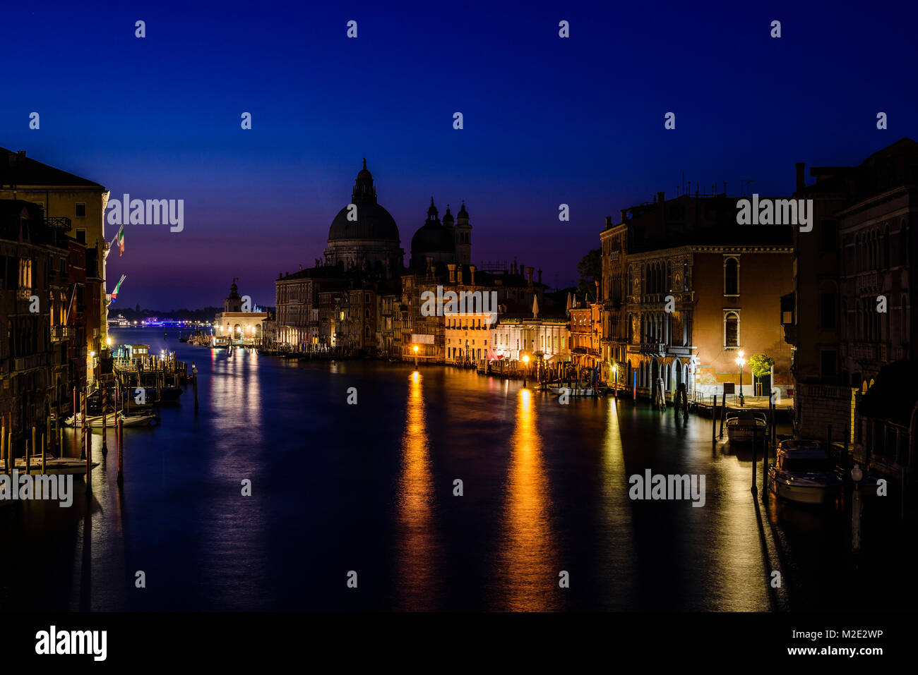 "Edifici lungo il canal di notte, Venezia, Italia" Foto Stock
