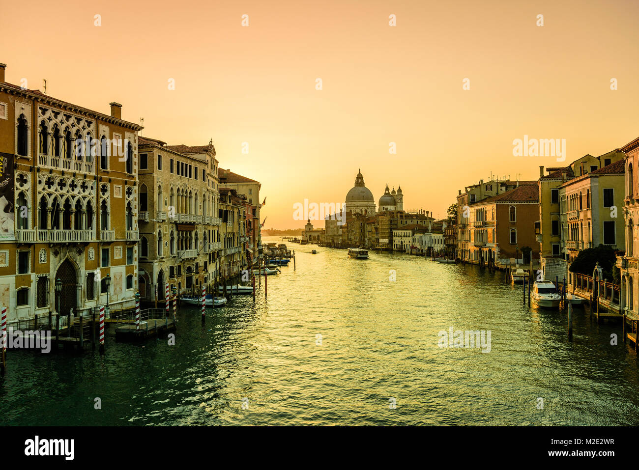 'Edifici lungo il canale di Venezia, Italia" Foto Stock