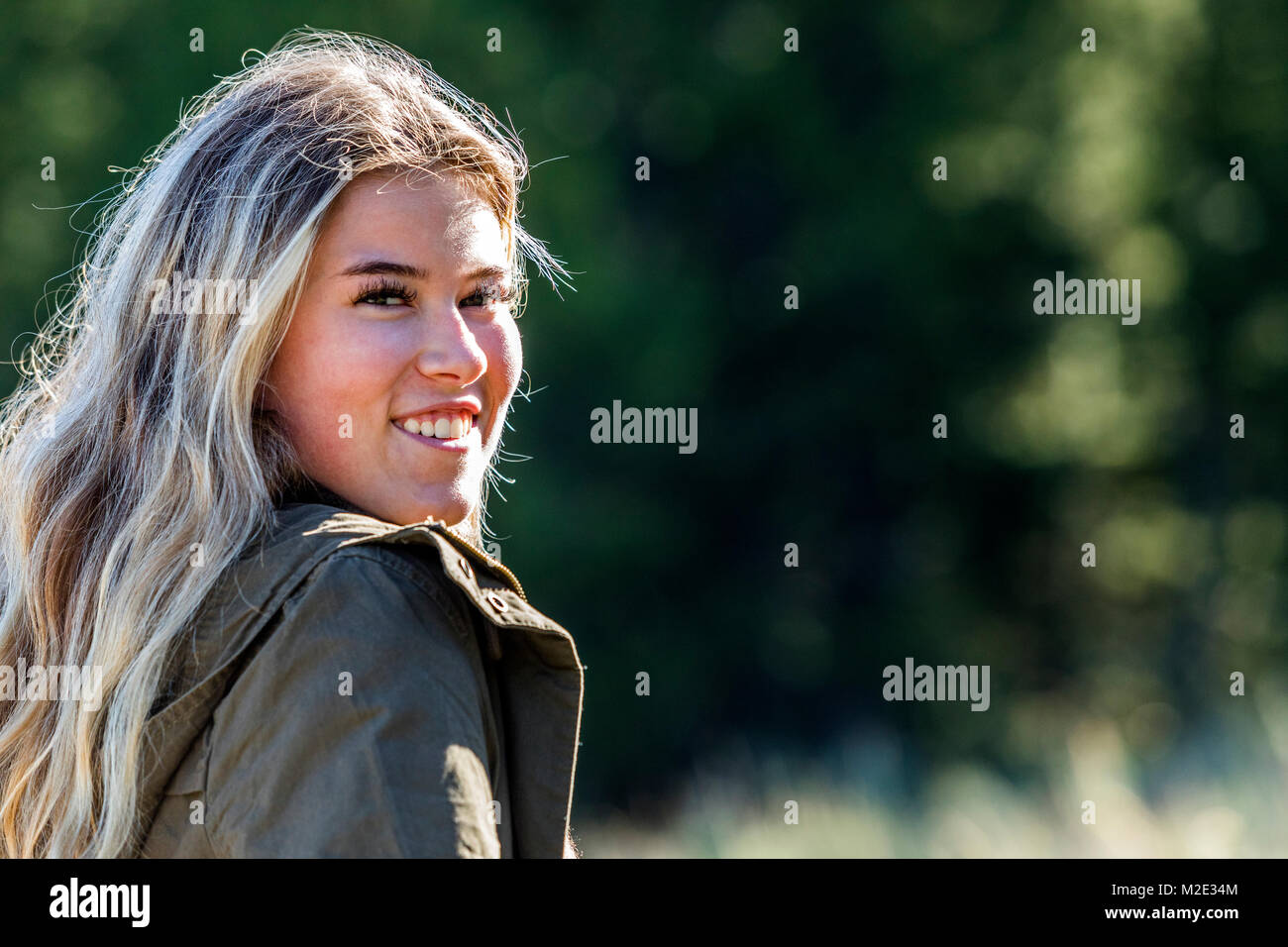 Ritratto di sorridente ragazza caucasica Foto Stock