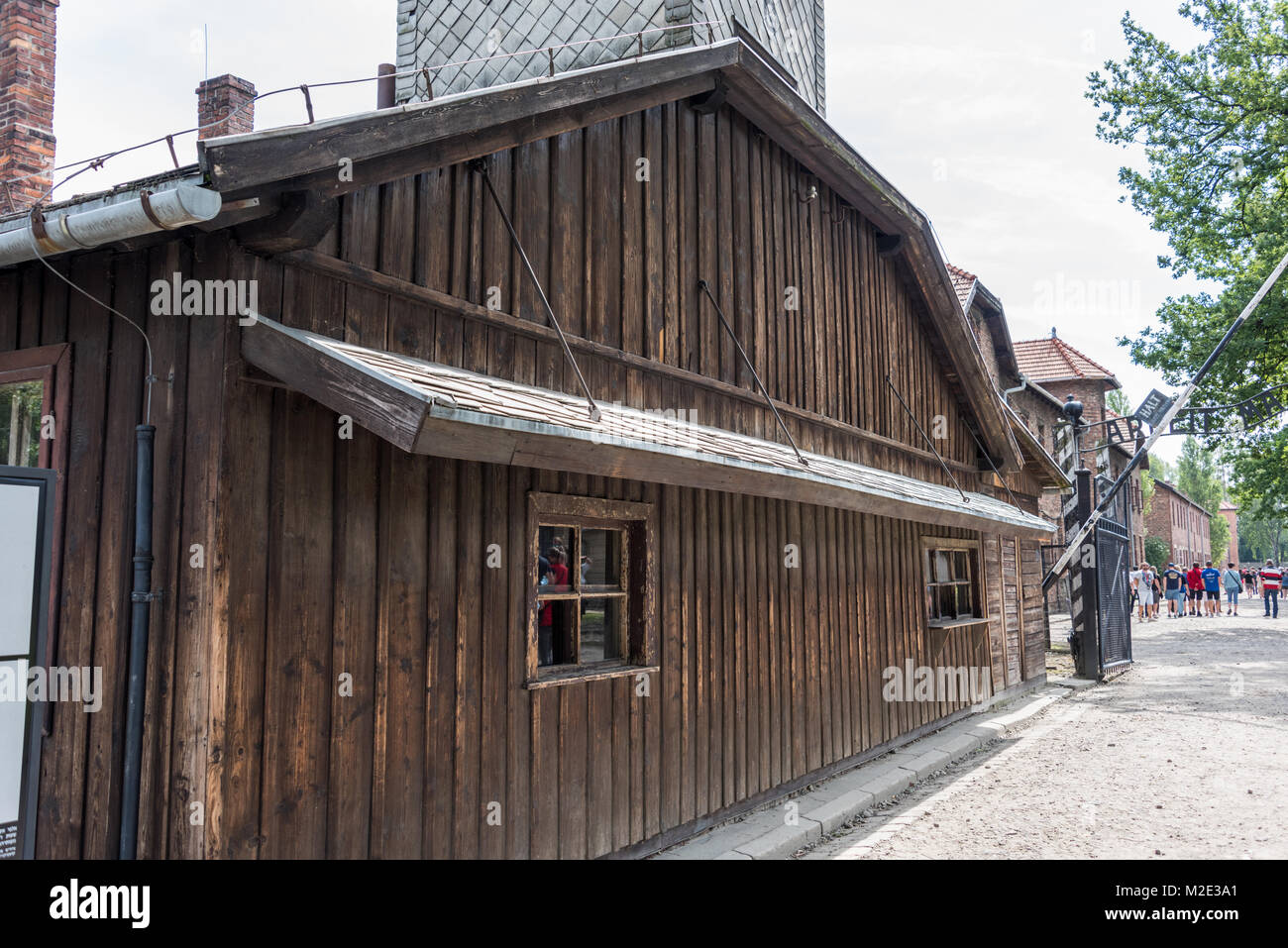 Ingresso dell'edificio con barriera, campo di concentramento di Auschwitz, Polonia Foto Stock