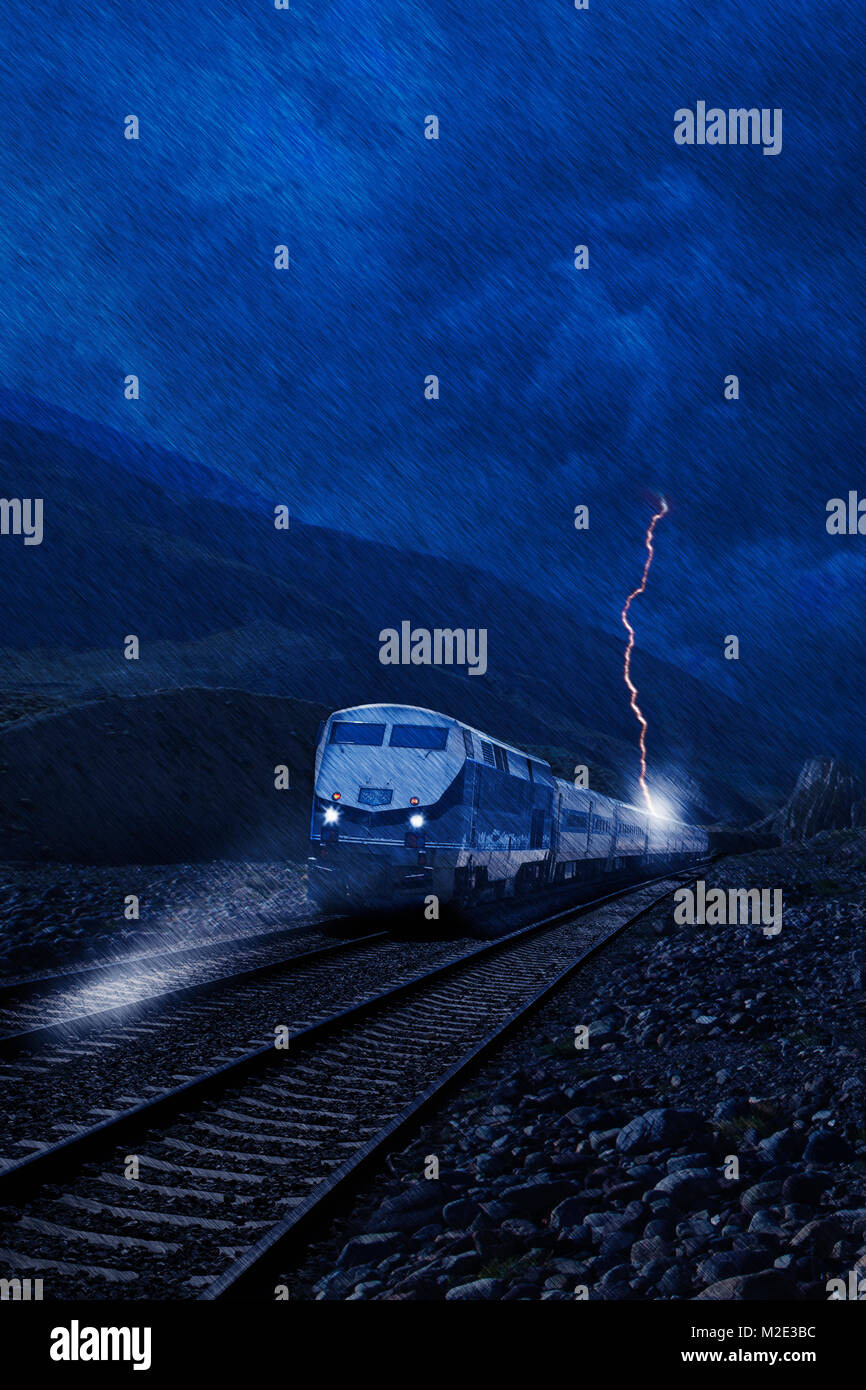 Il fulmine colpisce il treno in caso di pioggia Foto Stock