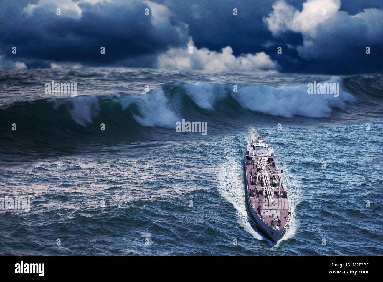 Onde enormi dietro freighter Foto Stock