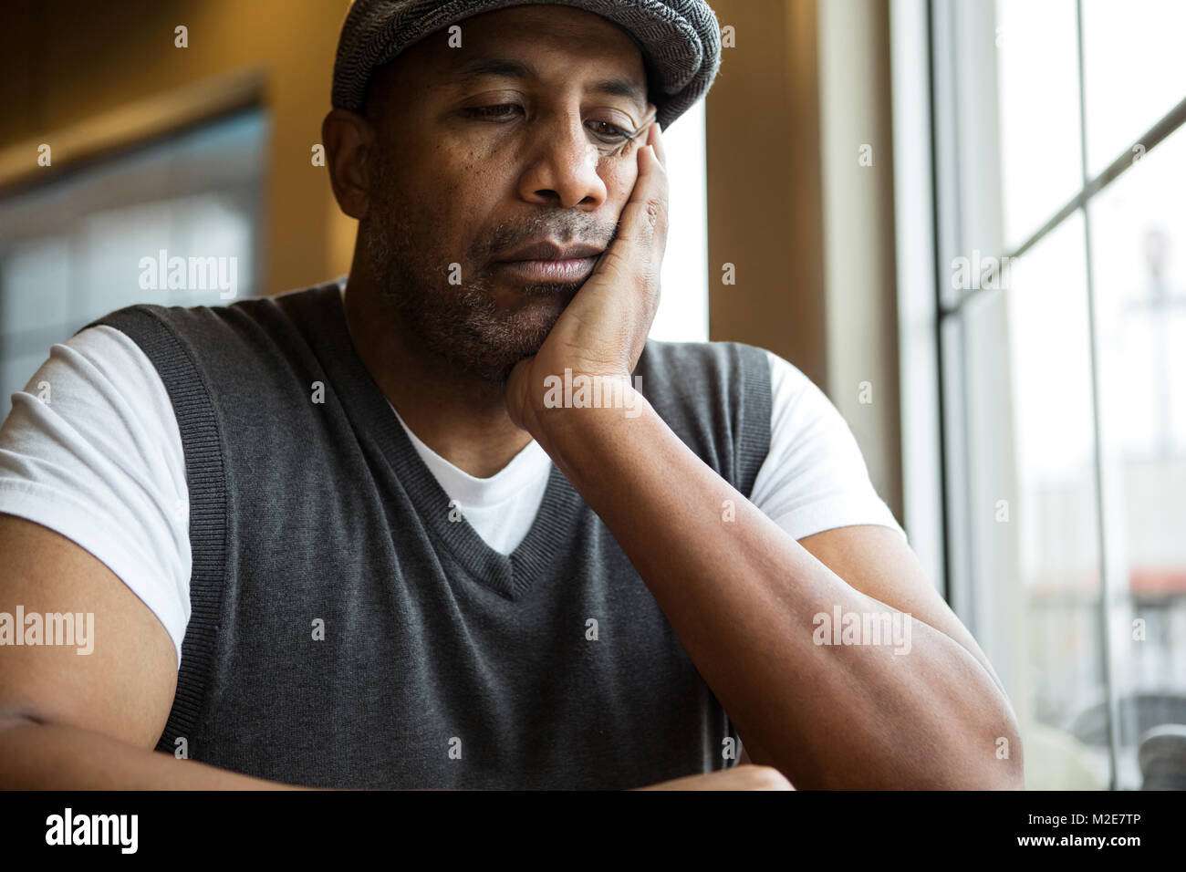 Ritratto di una coppia americano africano uomo nel profondo pensiero. Foto Stock