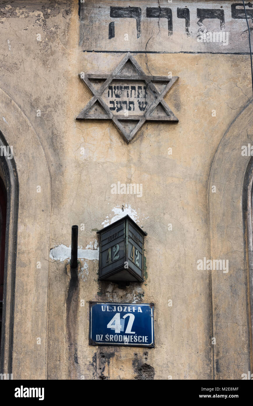 Segni sul vecchio edificio, il quartiere ebraico, Cracovia in Polonia Foto Stock