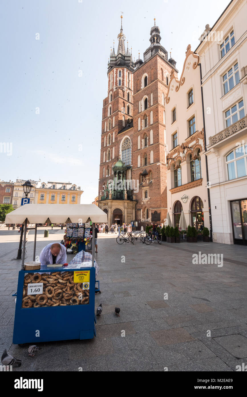 Venditore di cibo nella piazza principale, Città Vecchia, Cracovia in Polonia Foto Stock