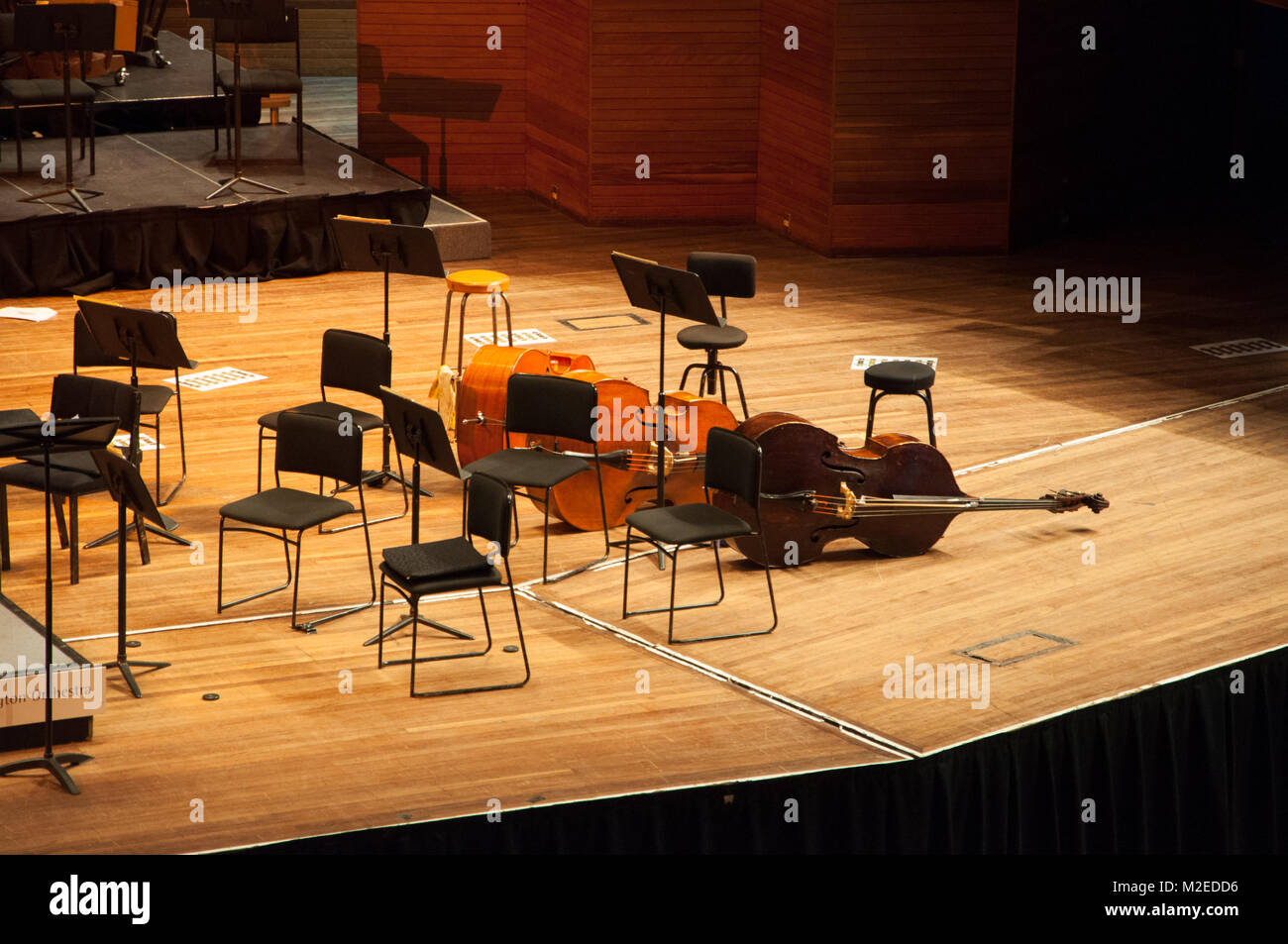 Orchestra Sinfonica di sedie e strumenti Foto Stock