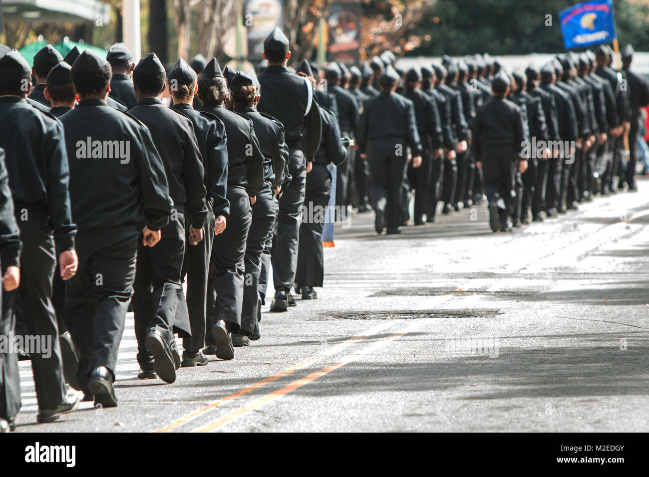 Decine di alta scuola di cadetti militari a piedi per il supporto di veterani in Georgia i veterani parata del giorno il 11 novembre 2017 ad Atlanta, GA. Foto Stock
