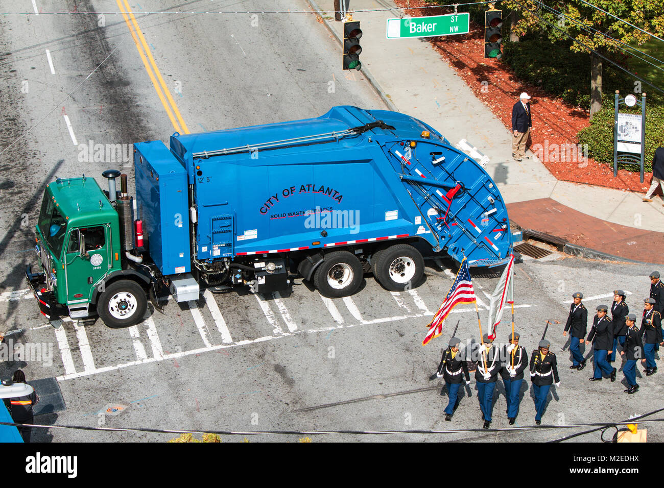 Una città di Atlanta del camion della spazzatura è utilizzato per barricata su un lato della strada per evitare un atto terroristico durante la Georgia Veterans Day parade di Atlanta, GA. Foto Stock