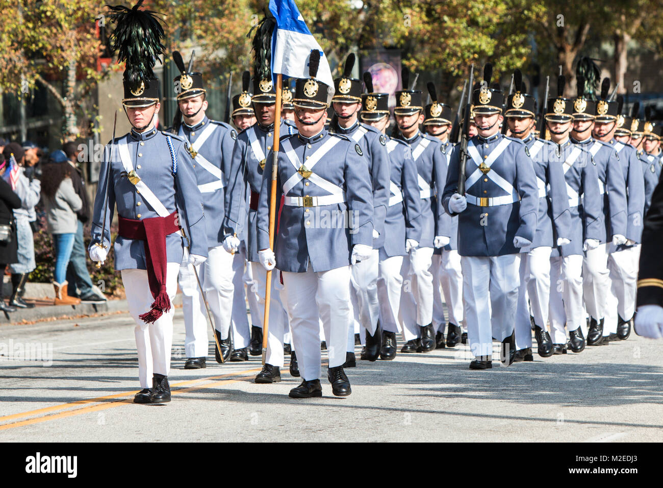 Alta scuola di cadetti da Riverside Accademia Militare di marzo nella Georgia veterani parata del giorno il 11 novembre 2017 ad Atlanta, GA. Foto Stock