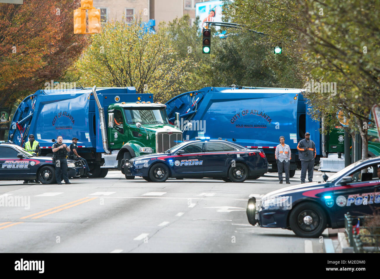 Atlanta, GA, Stati Uniti d'America - 11 Novembre 2017: le forze di polizia e di immondizia camion crea un blocco stradale per prevenire gli atti terroristici in veterani del giorno parade di Atlanta. Foto Stock