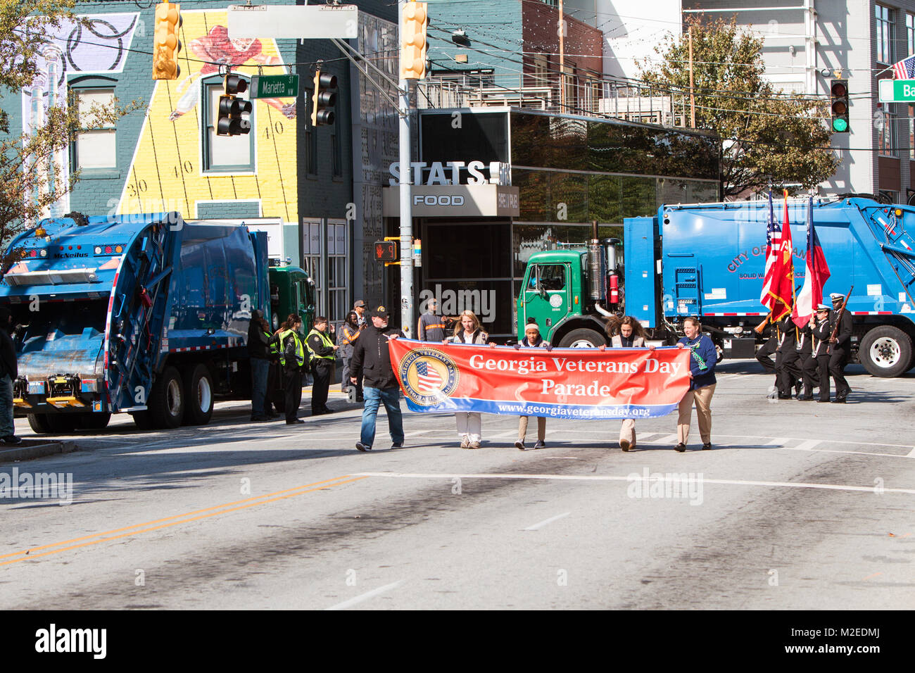 Atlanta, GA, Stati Uniti d'America - 11 Novembre 2017: la Georgia veterani parata del giorno inizia come spazzatura il blocco delle strade laterali come misura di sicurezza in Atlanta, GA. Foto Stock