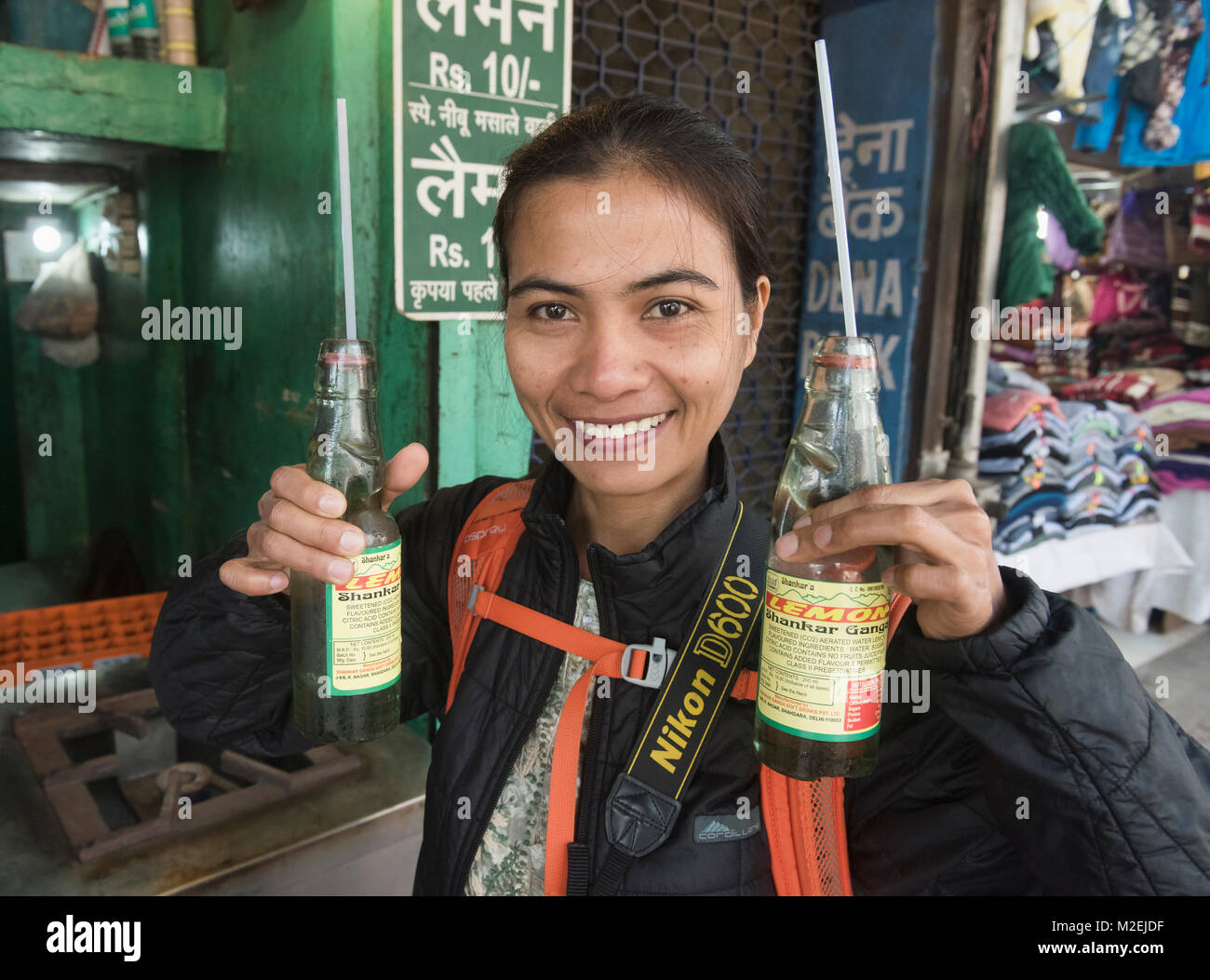 Godendo di soda a Pandit Ved Prakash Wale Limone, famoso vecchio 150 anni di soda di limone shop nella Vecchia Delhi, India Foto Stock
